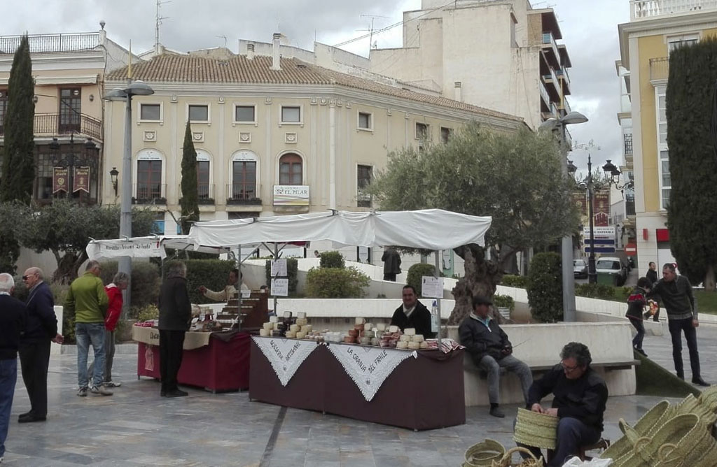 La II Muestra Artesana en la plaza de la Balsa Vieja solamente domingo y lunes